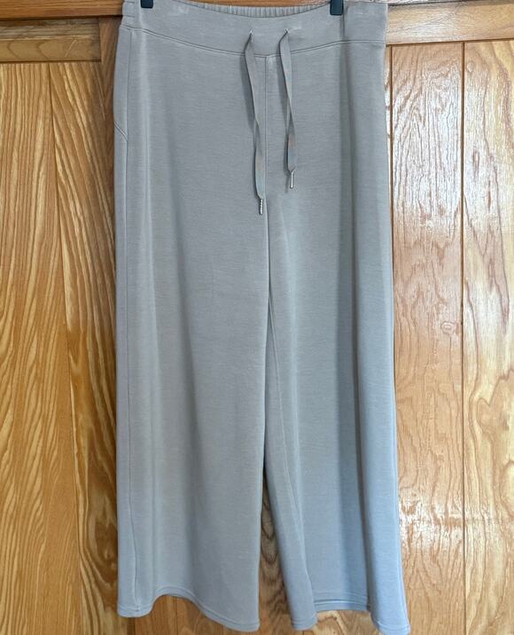 SPANX Pants - SPANX AirEssentials Cropped Wide Leg Pants - Size L